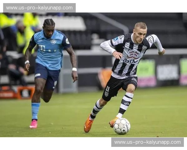 绿茵之巅的狂想曲：墨西哥的华丽技术vs喀麦隆的原始冲击——一场超越胜负的足球深度博弈